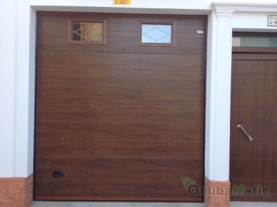 Puerta seccional imitacion madera panel uniacanalado liso con puerta de entrada PVC.