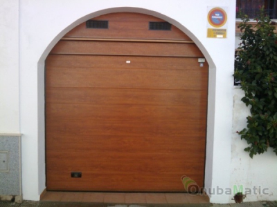 Puerta seccional imitación madera roble con fijo superior vivienda en La Redondela