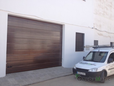 puerta seccional imitacion madera vivienda en Lucena del Puerto