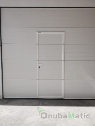Puerta seccional lacada en blanco con postigo