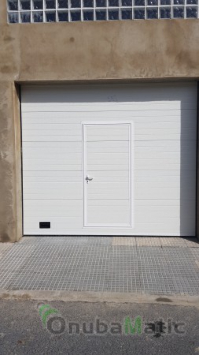 Puerta seccional residencial instalada en La Redondela (Huelva)