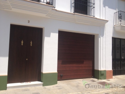 puerta seccional vivienda unifamiliar Moguer