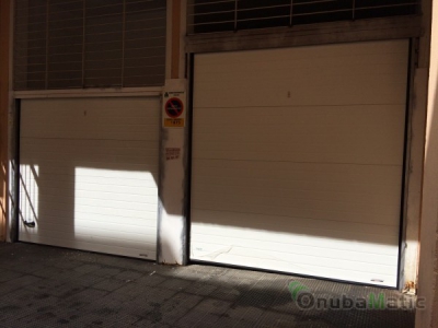Puerta seccionales automaticas instaladas en Huelva. C/Cortegana