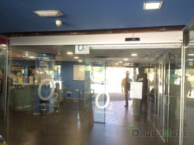 Puertas automaticas de cristal en centro de deportes O2 de Huelva.