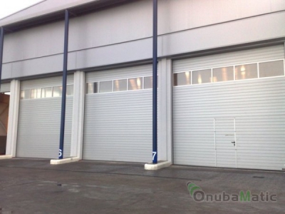 Puertas automaticas seccionales industriales en concesionario Mercedes, Adarsa Sur en San Juan Puerto.