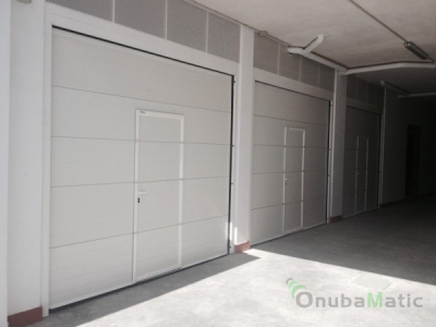 Puertas seccionales en garajes interiores con puertas peatonales.