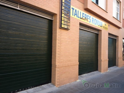 Puertas seccionales industriales lacadas en verde para Talleres Roman en Huelva. Av. Palomeque.