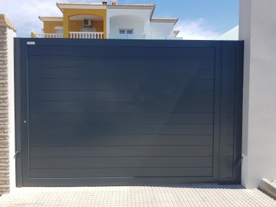 Instalación en Mazagón (Huelva) de puertas aluminio soldado.