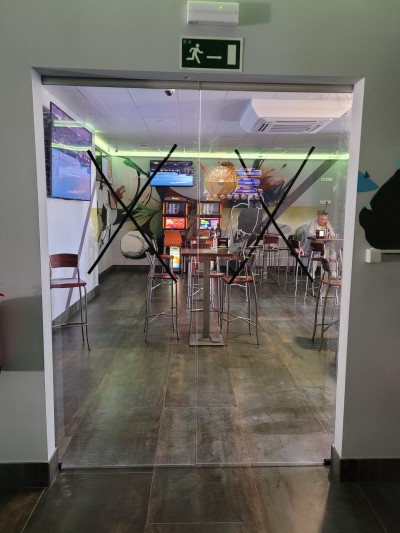 Puerta automática de cristal Instalada en La Palma del Condado (Huelva)