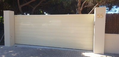 Puerta corredera en aluminio en Mazagón (Huelva)