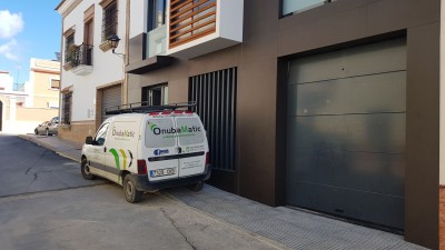 Puerta seccional automática en Gibraleón (Huelva)