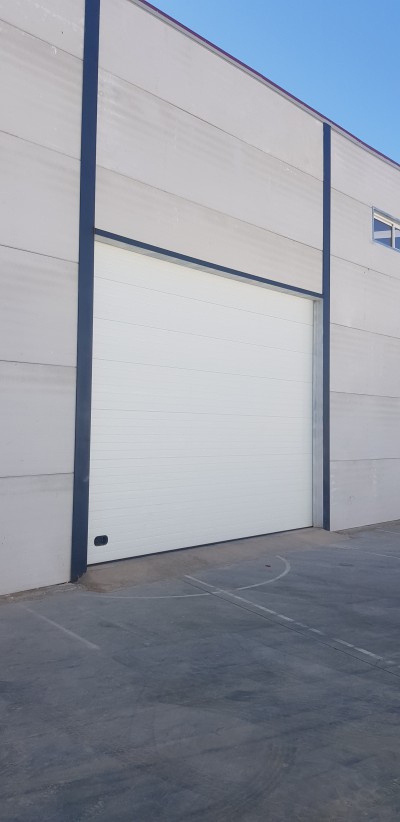 Puerta seccional industrial instalada en Villablanca (Huelva)