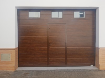 Puerta seccional instalada en  La Palma del Condado (Huelva)