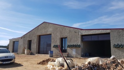 Puertas seccionales en coto de caza Dehesa Boyá en Alosno (Huelva).