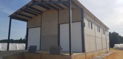 Puertas seccionales industriales almacén de fresas en Moguer (Huelva)